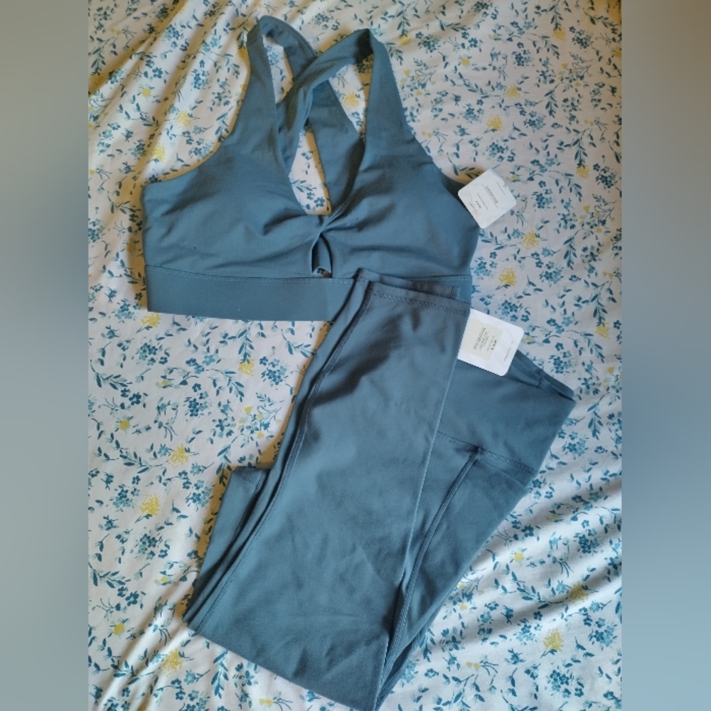 NWT Fabletics Oasis XL leggings and sports bra. Storm Slate.  Perfect condition